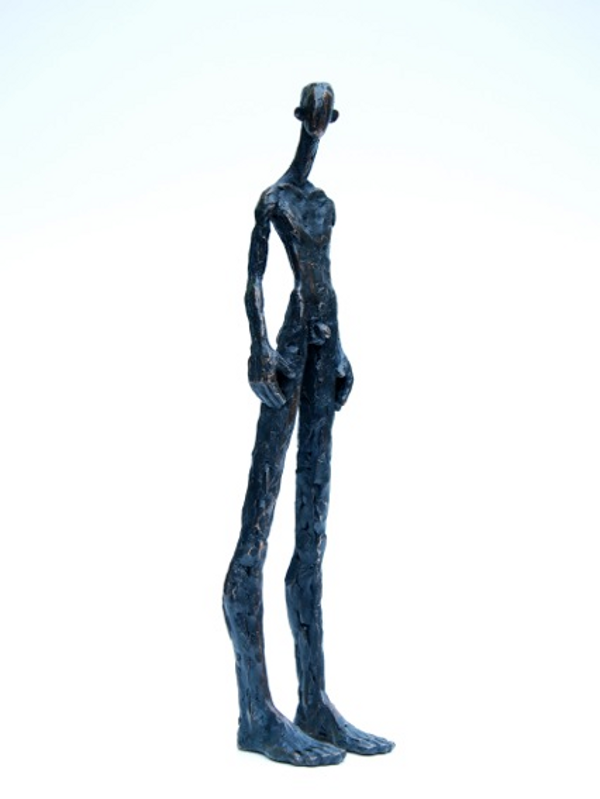 Figur die aufs Meer schaut